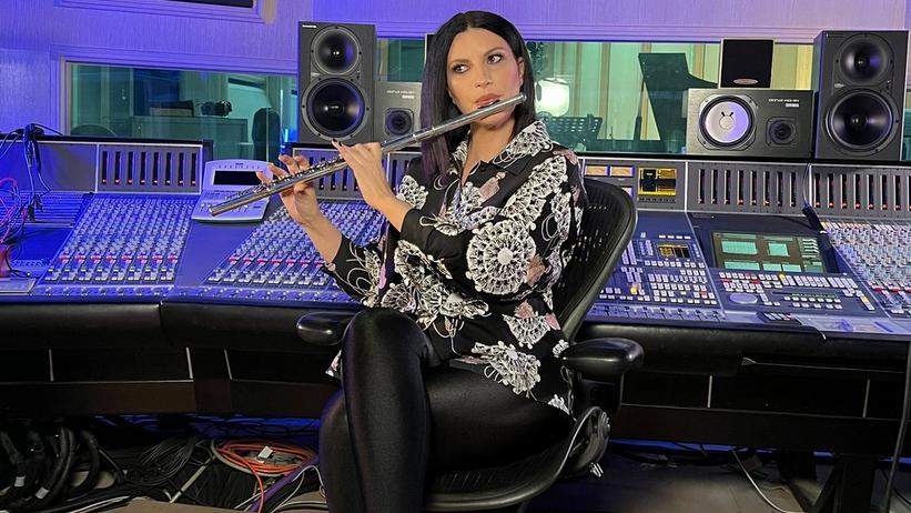 It Goes To 11: Laura Pausini Explains How Her Dad & Jethro Tull Helped Her Find Her Musical Voice